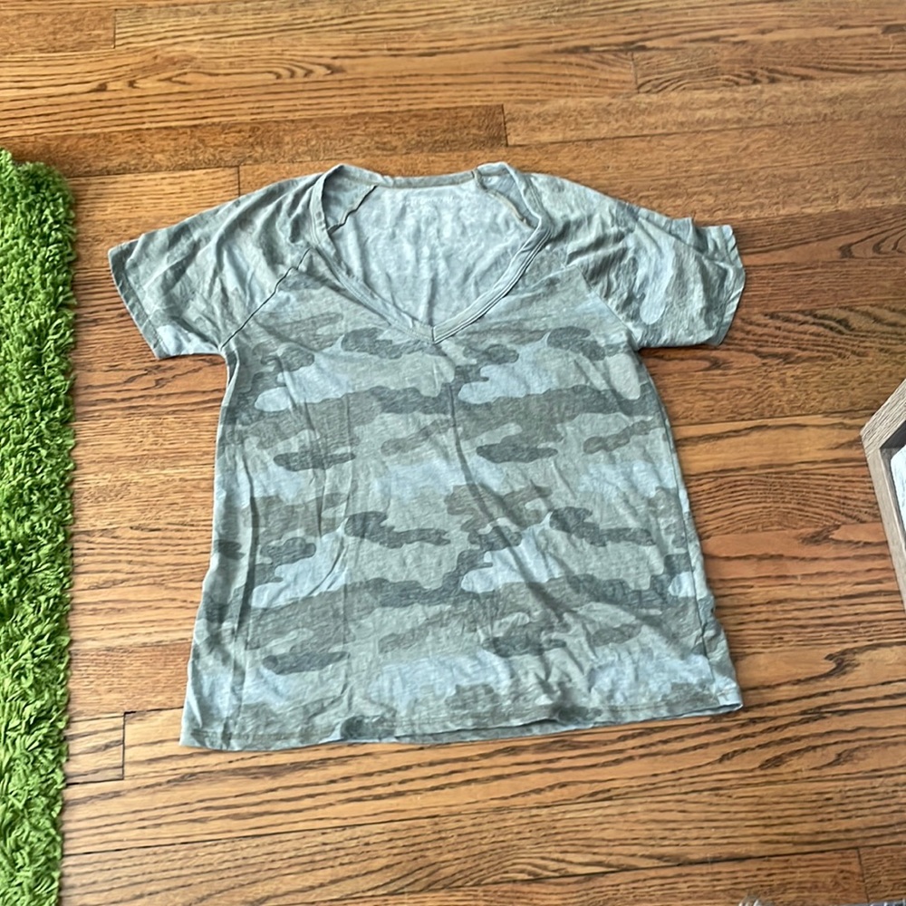 American Eagle Camo V Neck T shirt Size Small